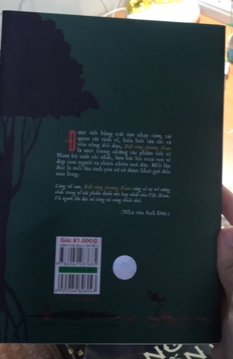 Khi mới nhận hàng, thùng có bị móp một tí. Nhưng sách bên trong vẫn trong tình trạng tốt và được bọc kỹ. Tuy sách có hơi bụi một tí nhưng phủi một tí là ổn rồi. 
Bìa sách rất xinh và chất lượng sách thì rất ổn áp. 
Sách được giao tới đúng hẹn và anh shipper rất thân thiện.