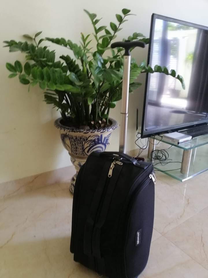 Hàng như quảng cáo, rất đẹp, kích thươc vừa phải, phù hợp xách tay đi máy bay, có thêm dây đeo để chuyển thành balo rất đẹp gọn gàng. Tay cầm cũng vừa phải chứ ko ngắn như bạn nào đó đã nói. Sản phẩm đág tiền, nên mua