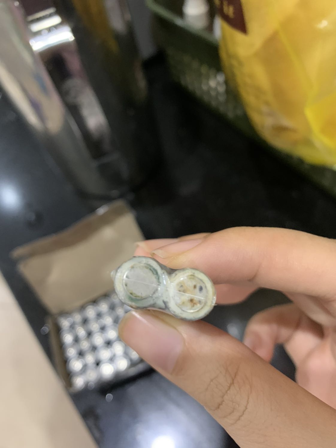 Mua 1 hộp pin mà dán băng keo chằng chịt hộp, ko nguyên tem. Khui ra thì thấy như này đâu, này là shop cố tình bán như vậy cho khách hàng. Quá thất vọng!!!