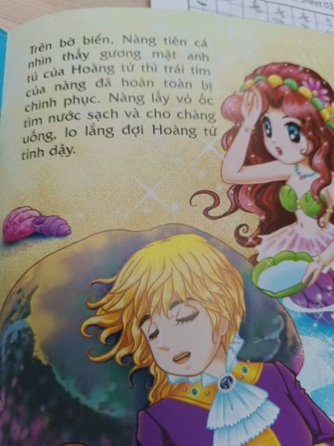 Nội dung bị giản lược và thay đổi nhiều so với truyện cổ tích Andersen. Mình lấy ví dụ 1 cuốn là truyện "nàng tiên cá" ở ảnh:  Chi tiết nàng tiên cá chỉ cần “lấy vỏ ốc đựng nước cho Hoàng tử uống” nghe rất ngây ngô, thiếu logic và không giữ được sự kịch tính vốn có.  Câu chữ rời rạc, nhiều đoạn giống văn kể của học sinh tập làm văn hơn là tác phẩm biên soạn chuyên nghiệp. Ví dụ: “Nàng vui mừng nhảy múa, hát ca, nhưng Hoàng tử chỉ coi nàng là em gái” - câu kết này vừa thô, vừa thiếu cảm xúc. Các tình tiết lớn như giao ước với phù thủy được kể lại nhanh, thiếu chiều sâu, mất đi sự bi thương và xung đột vốn làm nên linh hồn của câu chuyện.Bộ sách này gần như gom đủ các điểm yếu: triển khai sai lệch, văn kể dở, hình minh họa lạc tông. Đọc lên vừa hụt hẫng vừa khó chịu, và quan trọng là không truyền tải được tinh thần của Nàng tiên cá - một tác phẩm vốn nổi tiếng vì chiều sâu và tính bi thương.
Đây là một ấn bản thất bại cả về nội dung lẫn hình thức. Mua đọc thực sự phí tiền.