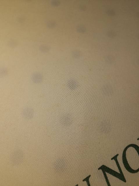 Dám giao hàng cũ cho khách, bên trong bẩn, tóc tai lung tung. Hàng không giống mẫu, bên trong là sốp chứ không phải cao su non. Yêu cần tiki xử lý nghiêm trường hợp này.