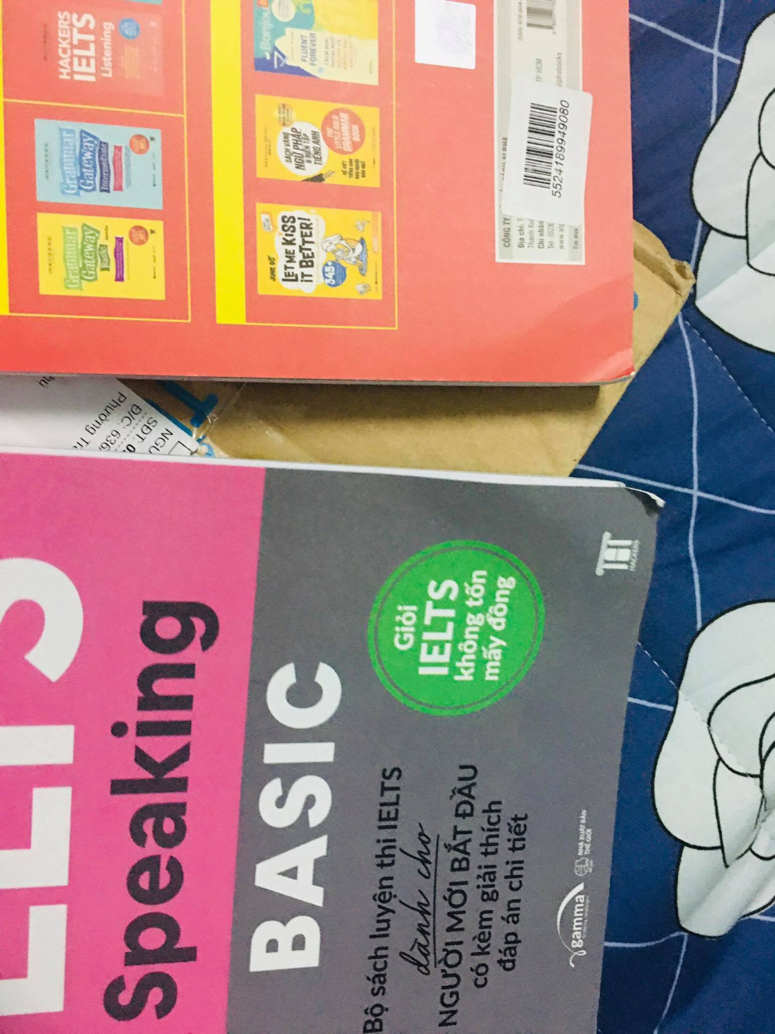 Mua 2 cuốn của bộ này mà nhận xong khá thất vọng. Hộp của Tiki thì móp méo, nhăn nheo. Sách thì 4 góc đều quăn vào, gấp khúc y như là đã dùng rồi. Thiết nghĩ mặt hàng là sách thì cần đóng gói cẩn thận, cho đăng ký dịch vụ bọc sách riêng lẻ rồi khách tự trả thêm phí cũng được ( lúc mới ra mắt Tiki thấy có dịch vụ này hay ghê mà giờ bỏ mất, bắt mua nguyên gói trong khi có dùng được bao nhiêu) chứ vài lần nhận hàng sách mà lúc thì bẩn, lúc thì nhăn nheo làm mất thiện cảm quá xá.
