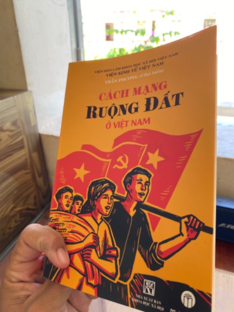 Cuốn sách rất hay, cho cái nhìn cơ bản về nông dân, nông thôn và trả lời câu hỏi đơn giản hơn là :tại sao người nông dân thời thuộc địa nửa phong kiến dù siêng năng vẫn phải chịu cảnh *** khổ.