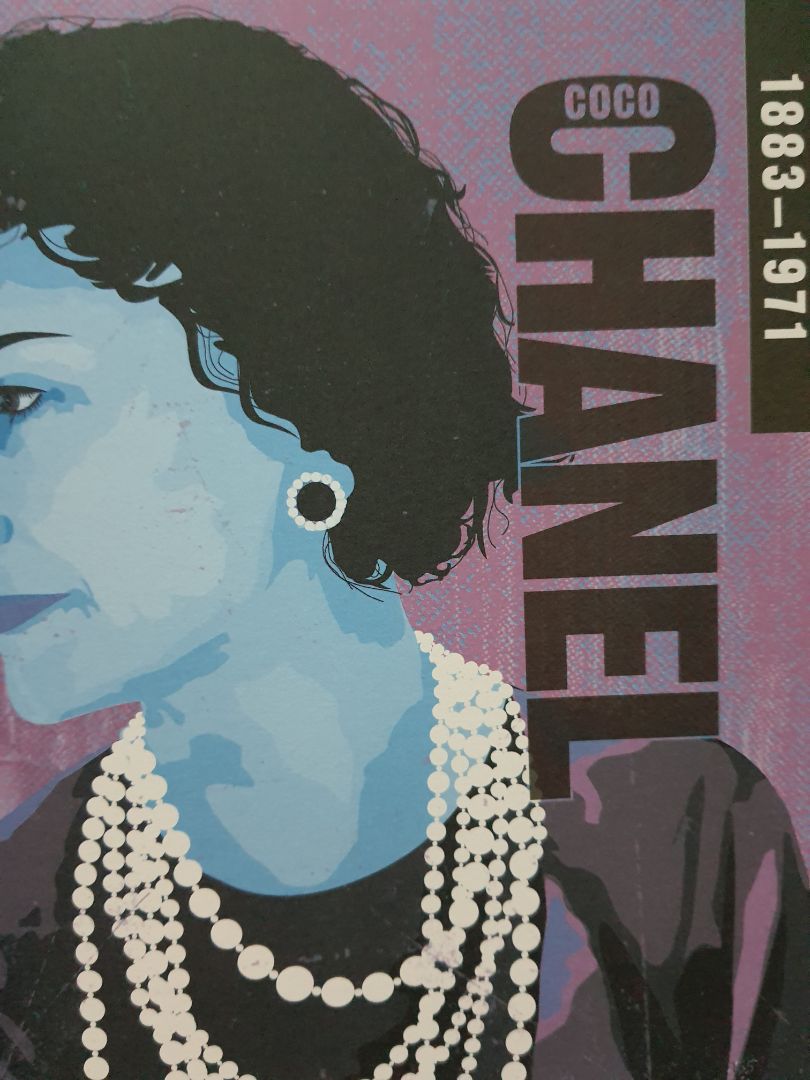 Sách bìa cứng, giấy đẹp, cung cấp thông tin về các nhà lãnh đạo vĩ đại trên thế giới