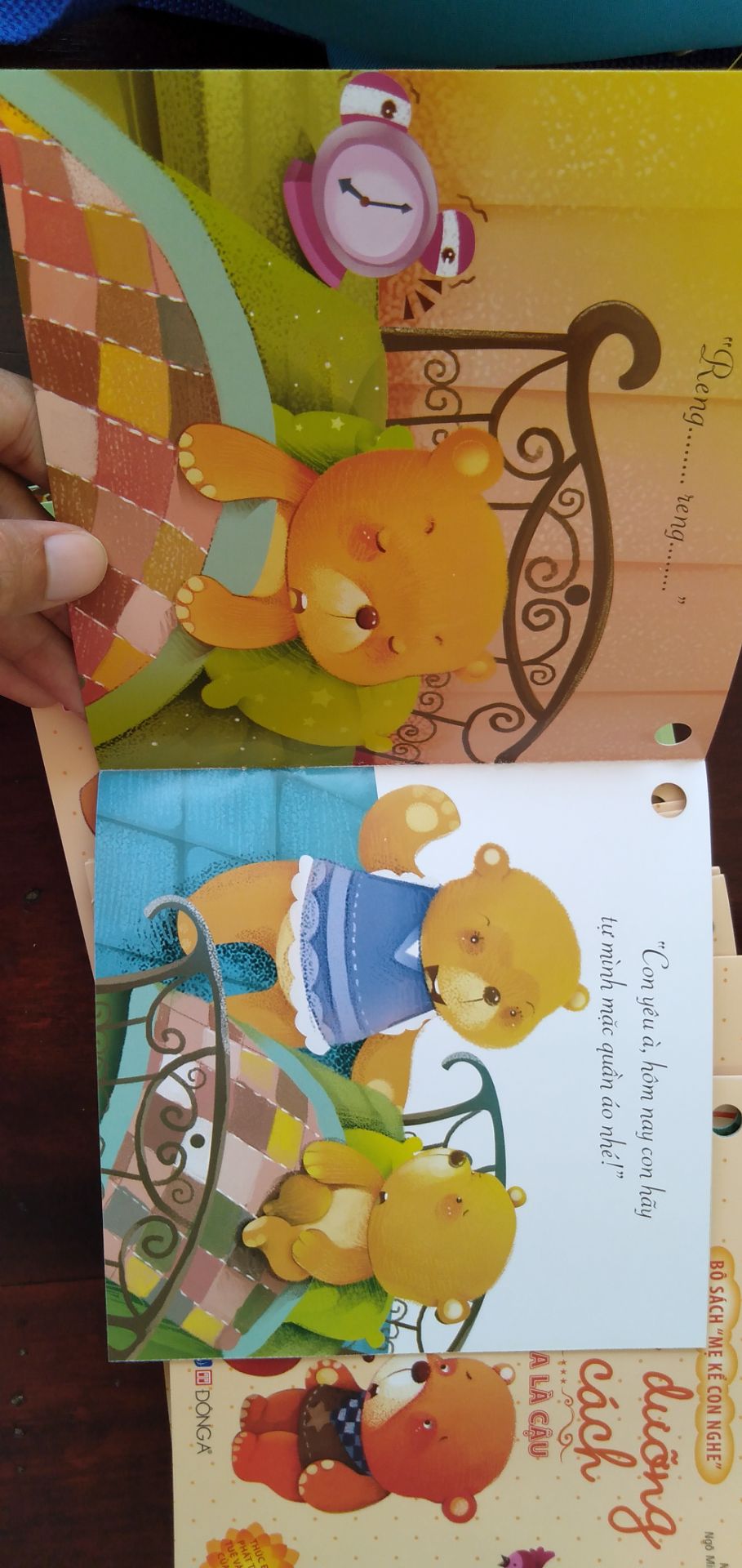 sách k quá dày cũng k mỏng quá, tuy nhiên mình vẫn sợ bé nhỏ tuổi sẽ làm rách, cháu mình mê lắm luôn