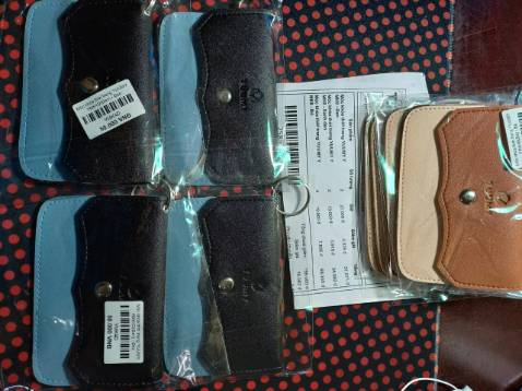 Sản phẩm được giao không giống màu và mẫu đã đặt, kể cả mua 02 màu đen, 02 màu xanh lại giao 4 cái màu xanh