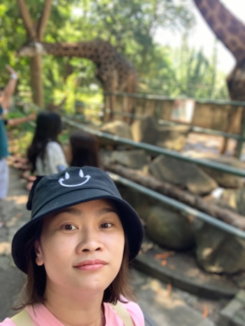 Vành rộng, chất liệu nhẹ, kiểu cứng cáp, đội lên rất duyên dáng.