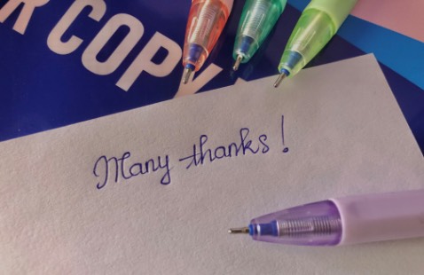 Bút đẹp, cầm nhẹ tay, viết đều màu. Giá này bút như vậy không còn gì để ý kiến =))