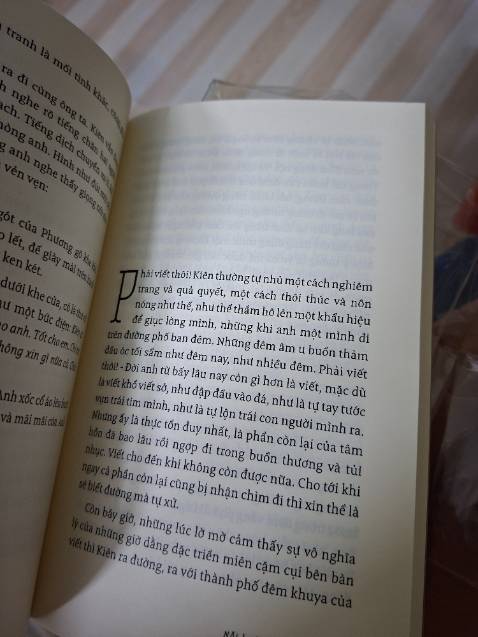 Mình thấy nỗi buồn chiến tranh là cuốn có lối kể mang sắc thái khác biệt mà mình từng đọc về chiến tranh, vừa mang sự bi thương của chiến tranh nhưng cũng có sự lãng mạn về một tình yêu trong thời chiến