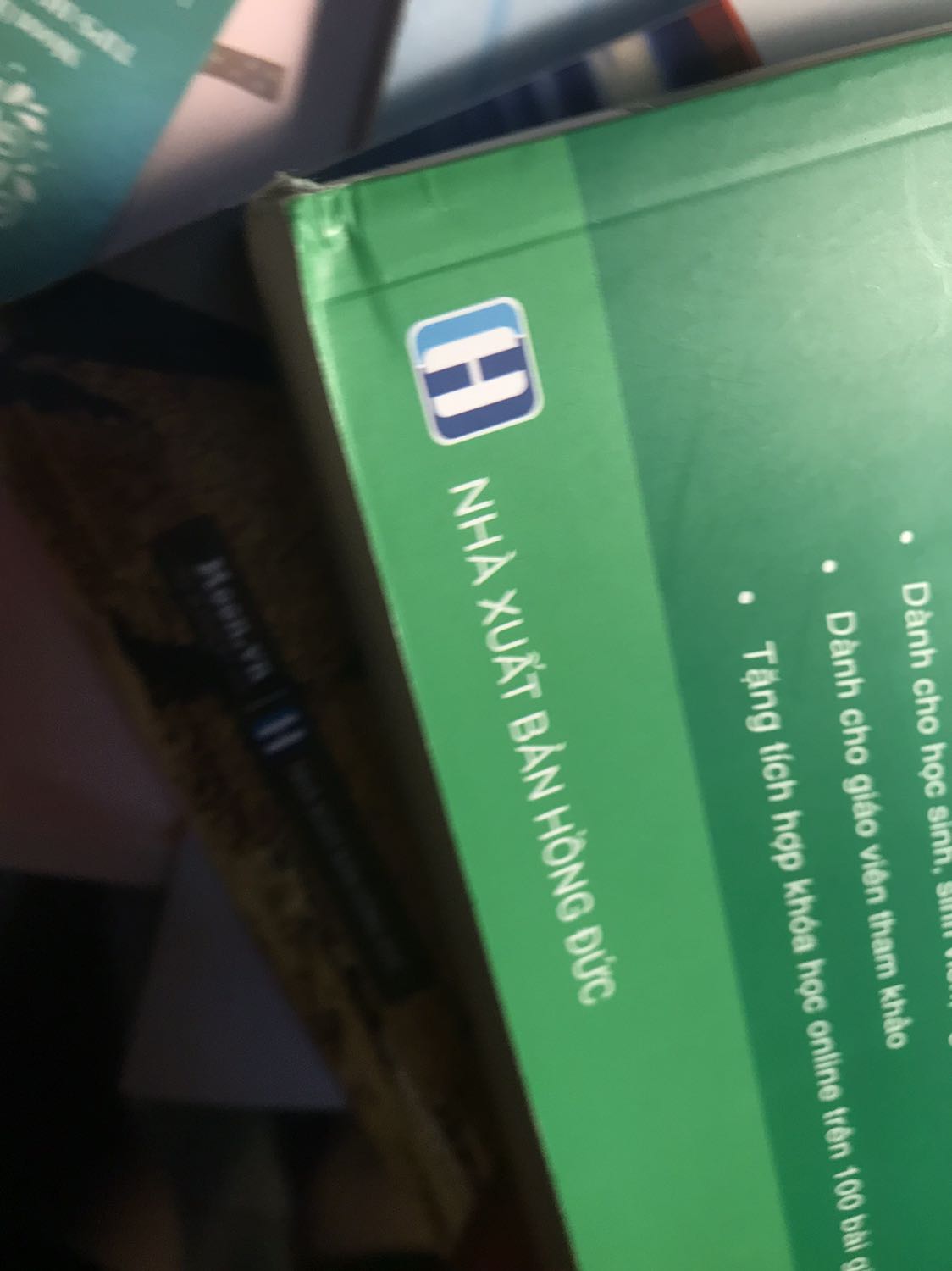 Ấn tượng đầu tiên của mình khi nhận sách là sách dày cực :v, dày hơn so với tưởng tượng của mình í. Tương đương với độ dày của sách thì kiến thức trong sách (như mình đọc qua thì thấy) cũng rất đầy đủ. Hộp sách không có chống sốc, đến tay mình thì hộp hơi rách, nma sách thì ổn.