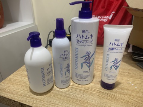 Một combo Hatomugi, không biết còn gì nữa để mua ko, sẽ tiếp tục dùng sản phẩm này. Da láng mịn, mềm, thơm, đặc biệt là vào mùa khô này rất thích.