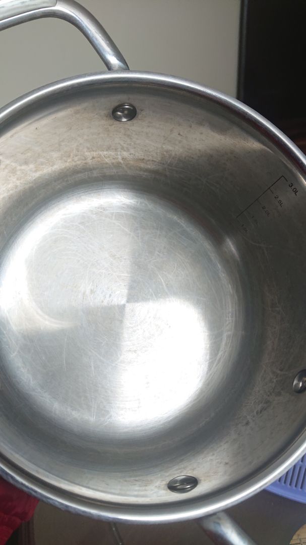Nồi giá cao, mẫu mã đẹp mà chất lượng kém. Nồi chỉ dùng để luộn rau mà đáy bị đổi màu lốm đốm, cặn rau bám trên thành nồi thì lấy giẻ rửa bát ko thể cọ sạch, phải dùng giẻ sắt cọ nên xước tùm lum. Đây là hình ảnh nồi mình chụp sau chưa đầy 1 tuần sử dụng, và chỉ luộc rau