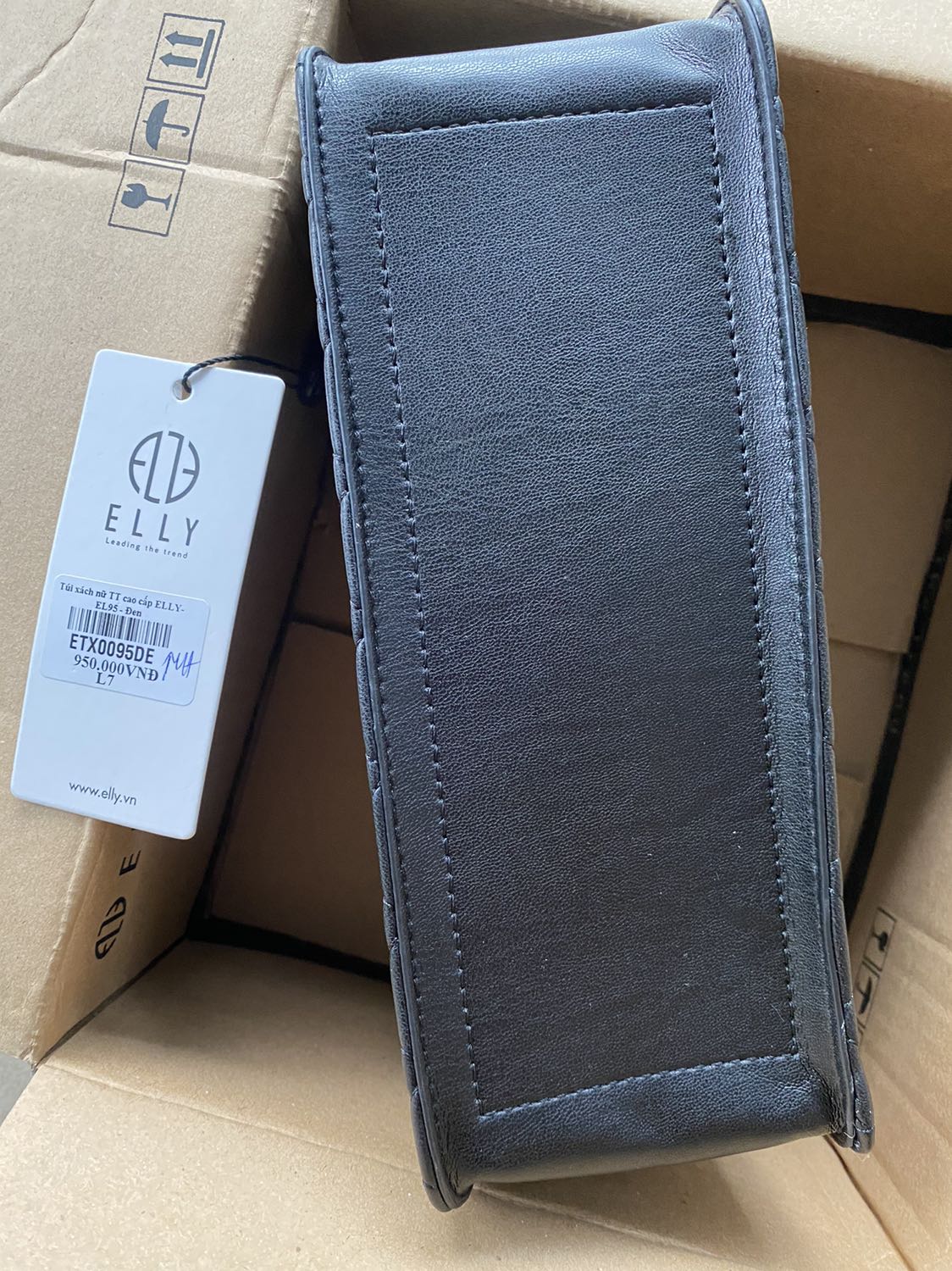 Thật sự thấy thất vọng, cảm giác như mình bị *** khi nhận sp ạ. Vì đã từng mua sp này bên *** và rất thích về chất lượng, nên mình mới muốn mua thêm 1 chiếc giống y để tặn đứa em. Nhưng khi nhận sp bên Tiki mình cản giác giống nhận hàng giả vậy, khác xa về mọi mặt với chiếc m đang dùng. Mong có sự giải thích ạ!