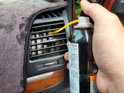 Xe mình đời 2008 đã cũ rồi nên mình mua 2 bình luôn, xịt hết 2 bình và để máy lạnh chạy 15p mở toang cửa như hướng dẫn. Đồng thời mình cũng thay luôn miếng lọc gió máy lạnh.

Kết quả rất hài lòng, đã xử lý được mùi ẩm mốc cũ, lúc mới xịt thì mùi hương vừa phải không xốc không hăng. Để xe trong tầng hầm mỗi sáng mở cửa ra nghe hương thoang thoảng. Trong 3-4 tuần đầu trong xe luôn có hương thơm mát dễ chịu. Giờ sau gần 2 tháng đã hết mùi hương, nhưng hoàn toàn k còn mùi ẩm như trước