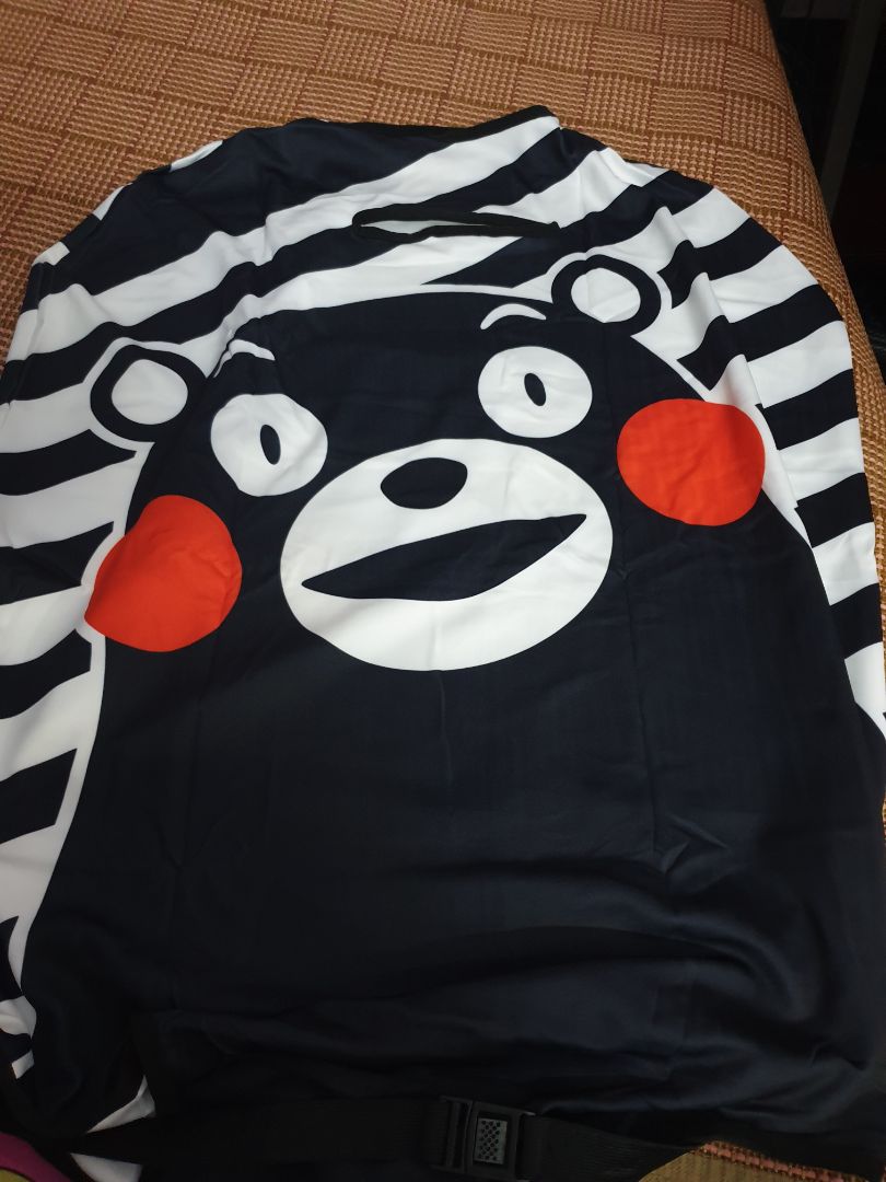 Chọn hình này vì nó sốc óc, muốn kiếm vali ngoài sân bay cũng dễ. Nó tên là Kumamon nhé