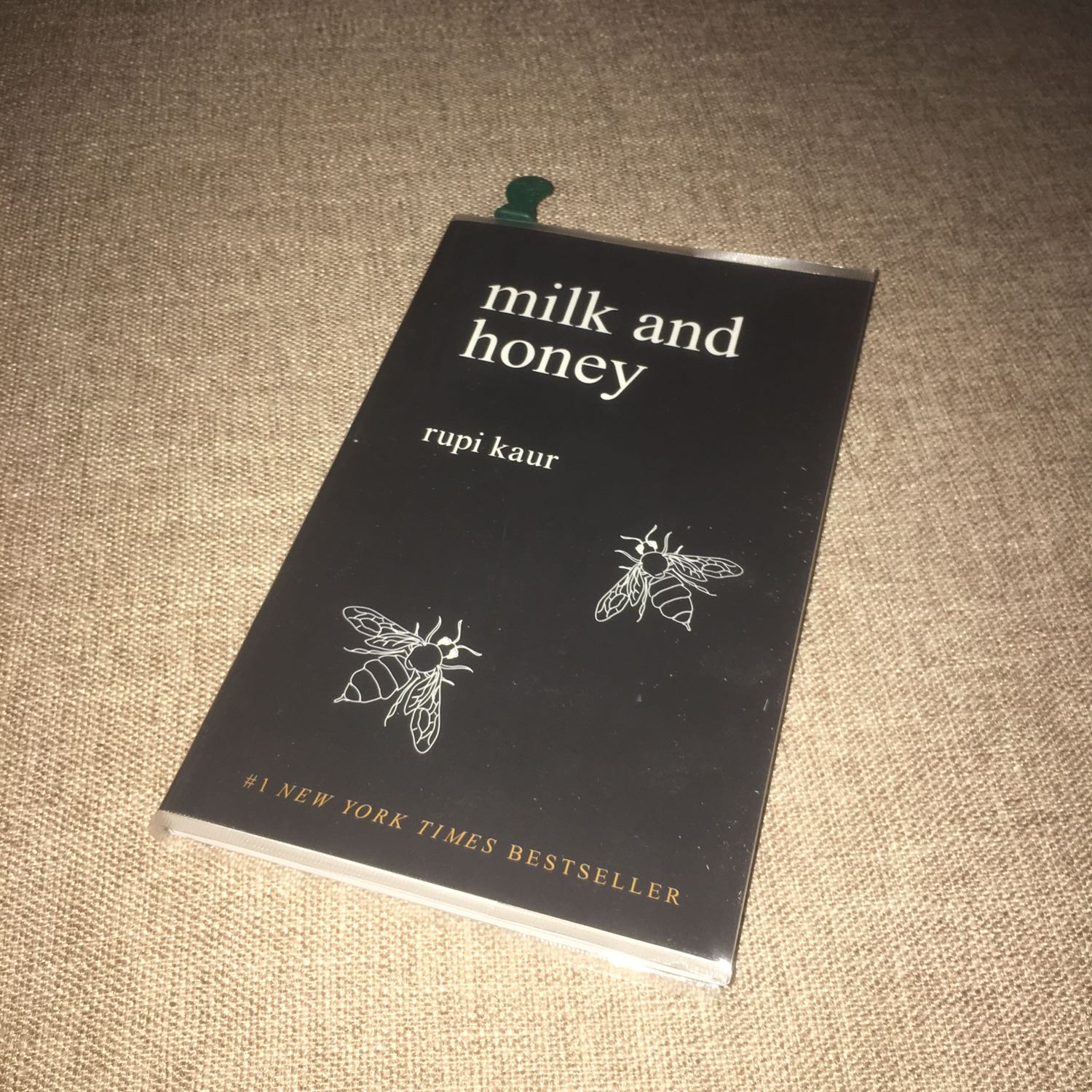 Khuyến khích các bạn mua thêm bọc sách!!!
Chất lượng sách tuyệt vời và nội dung hay dù là thơ của Rupi Kaur không vần như thơ Việt Nam mình. Tất cả có 4 chương: hurting -> loving -> breaking -> healing. Có nói về các vấn đề abuse, rape, trọng nam khinh nữ, toxic relationship nên disturbing với một số người