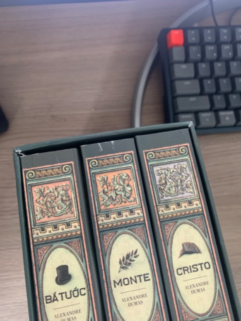 Nội dung: cuốn này nổi tiếng rồi mình không bàn tới nữa.
Hình thức: box bị cấn móp, sách phía trong cũng bị trầy xước, mình vẫn vote 5* vì nội dung, nhưng hy vọng lần sau shop cẩn thận hơn.
Thiết kế box: chưa tối ưu, khi muốn lấy sách ra khó có thể lấy từng cuốn, ví dụ với box khác: Những người *** khổ cũng để sách trong box nhưng thiết kế để người đọc lấy từ phía trên, dễ dàng lấy từng cuốn hơn.
Thời gian giao hàng: shipper giao đúng hẹn.