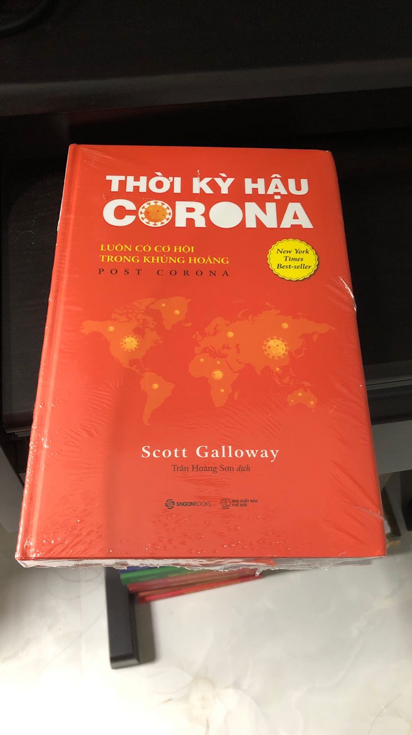 Sách giao nhanh, nhân viên giao hàng vui vẻ chu đáo. Sách mới nhận nên chưa đọc nội dung. Về hình thức: sách bìa rời, có dây ruy băng để đánh dấu trang sách rất đẹp. Một quyển sách chất lượng.