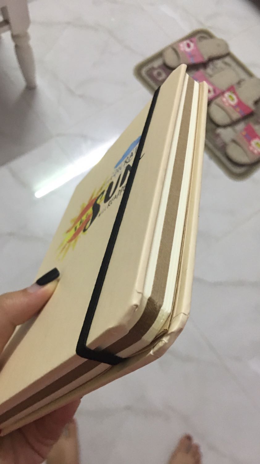 Sổ hơi nhỏ so với suy nghĩ của mình, nhưng nhìn chung rất đáng giá tiền, bạn nào thích viết sổ tay hay take note thì đây là lựa chọn không tồi luôn á, sổ có 3 loại giấy, nhỏ gọn, dễ mang đi mà chữ in trên sổ cũng rất xịn sò luôn nè ! Đằng sau còn có cái túi nhỏ nhìn cưng lắm :))