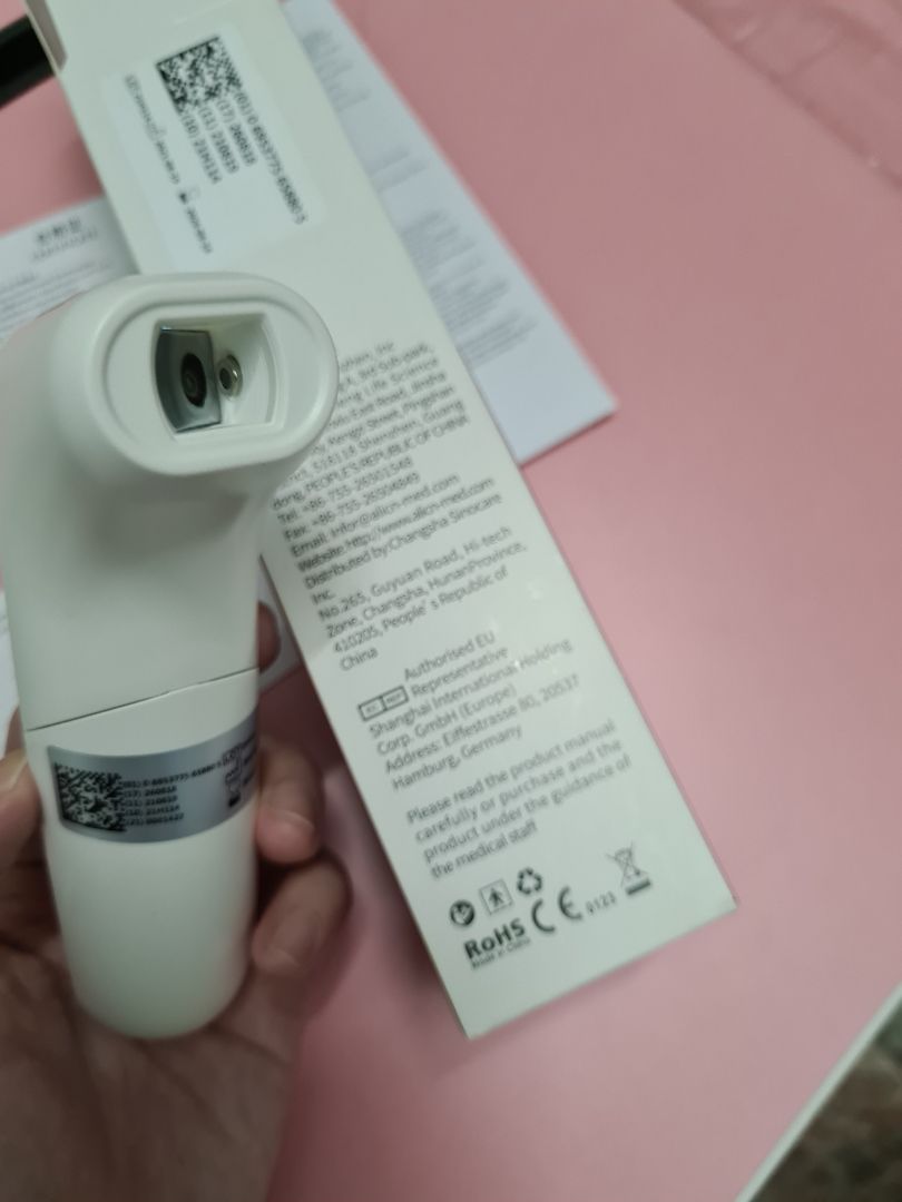 Sản phẩm có kèm 2 pin 3A, đo cũng tương đối chứ không chính xác. phải để xa trán tầm 10cm thì mới chuẩn nhưng nếu có tóc cản thì nhiệt độ đo khá chênh lệch gần < 1 độ. nếu để khoảng cách quá gần thì lúc nào cũng 37 độ hơn. Trường hợp đo lại mà mãi vẫn không thấy thay đổi số thì để ra chỗ khác bấm đo không khí rồi quay lại đo trán sẽ chính xác hơn.
Sp giao nhanh, đóng gói cẩn thận nhưng hoạt động chưa như mình mong đợi.