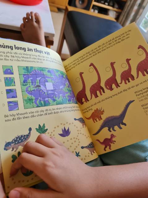 Giao hàng ngay ngày hôm sau, sách đẹp và tương tác rất tốt. Pé nhà mình rất thích. Có cho tô và hình dán để dán tương ứng với khung hình theo tên khủng long. Có tên khoa học và hình minh họa khủng long rất đẹp.