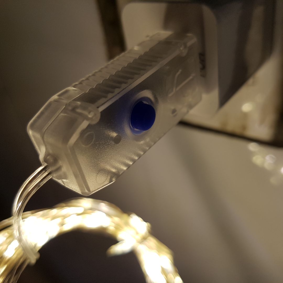 Sản phẩm quá tốt. Có điều khiển từ xa hẹn giờ, chọn luôn sáng hoặc các chế độ nháy, tăng giảm sáng, hẹn giờ quá tiện. Dây nhỏ trang trí không bị lộ, được phủ cách điện màu bạc kẽm, khá tinh tế và đẹp. Nên mua nhé các bạn.