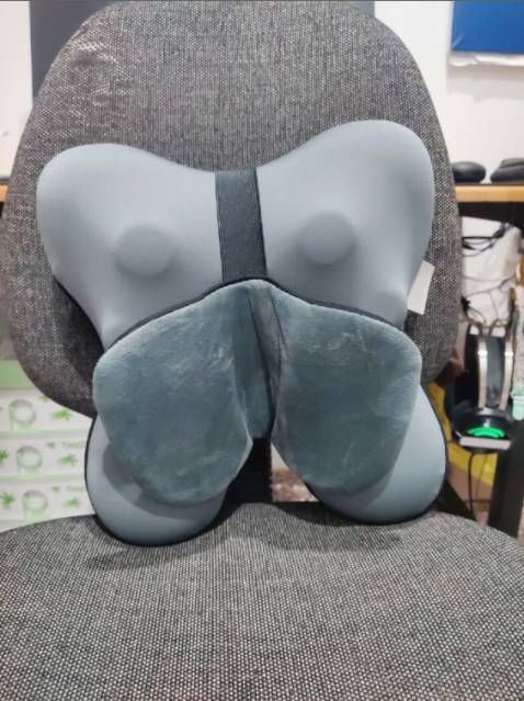 Máy chạy êm lực mát xa mạnh, thiết kế này, khi dùng dễ để lên ghế với nằm lên cũng dễ hơn. Ai bị đau lưng với đau vai gáy thì mua em nhà là thích hợp. Nhiệt hồng ngoại ấm ấm nhẹ kết hợp với mát xa hơi bị êm nha. Chốt.