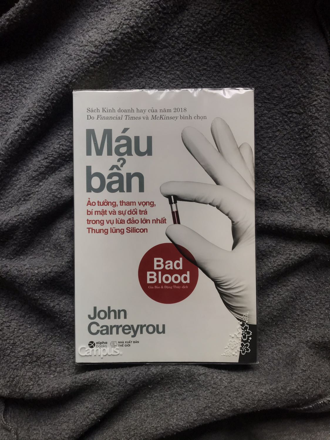 Tất cả mọi người nên đọc cuốn này, cực kì thú vị và li kì khiến mình đọc một mạch mà khó lòng đặt xuống. Sách mới tinh, còn Tiki thì vẫn là đóng gói đẹp - giao hàng nhanh như mọi lần nha ạ, cực kì hài lòng.