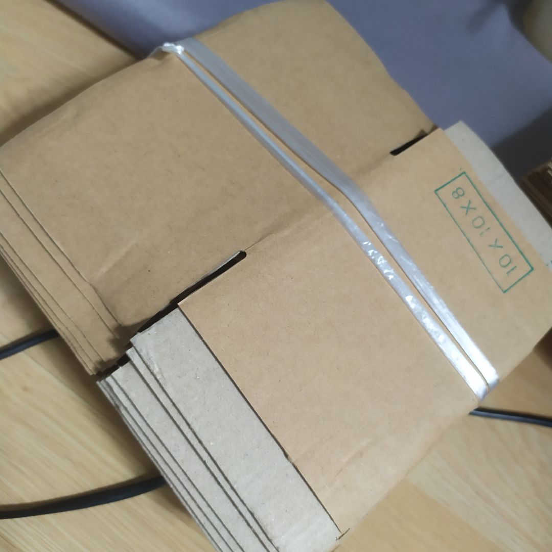 hộp dày dặn, nhỏ xinh, shop đóng gói kỹ, còn buộc dây bên trog rất chắc chắn, cho shop 🌟🌟🌟🌟🌟