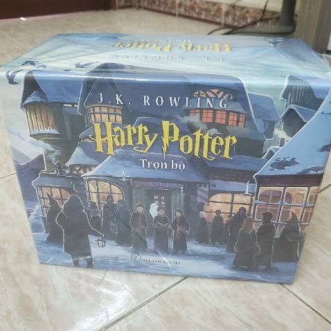 Hàng giao nhanh, dù gửi từ Hà Nội vào HCM mà boxset vẫn nguyên vẹn vì được đóng gói rất kỹ. Bộ sách đẹp hơn mình tưởng, bìa in rõ nét, giấy dày và mịn, cầm rất thích. Hộp nhìn sang và gọn gàng, cực kỳ đáng sưu tầm. Rất hài lòng với đơn hàng này.