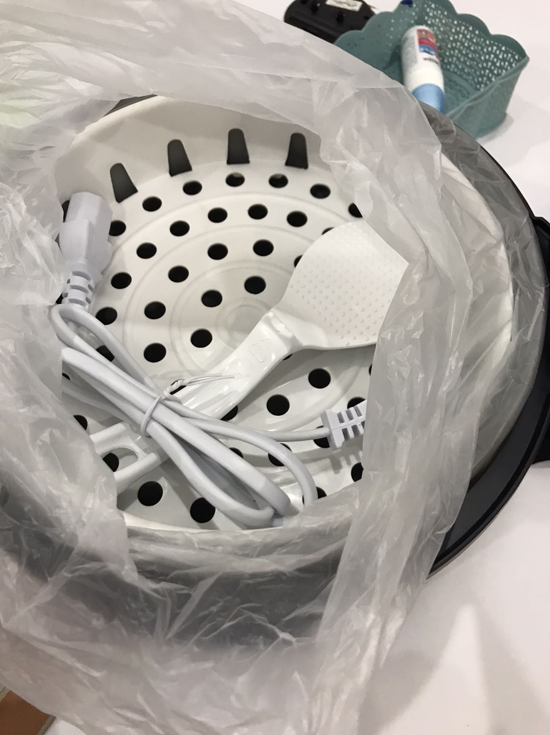 Hài lòng. Nồi to. Hơi nước thoát lên nắp nồi ko bị đọng trong nồi cơm. Dùng lâu thì mới biết độ bền nhưng hy vọng sharp đã là thương hiệu thì nồi sẽ tốt bền.