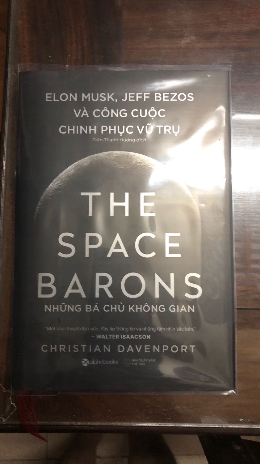 Sách đẹp, nội dung cuốn hút. Book Mark bị teng, mình phải hơ lửa để bảo vệ.