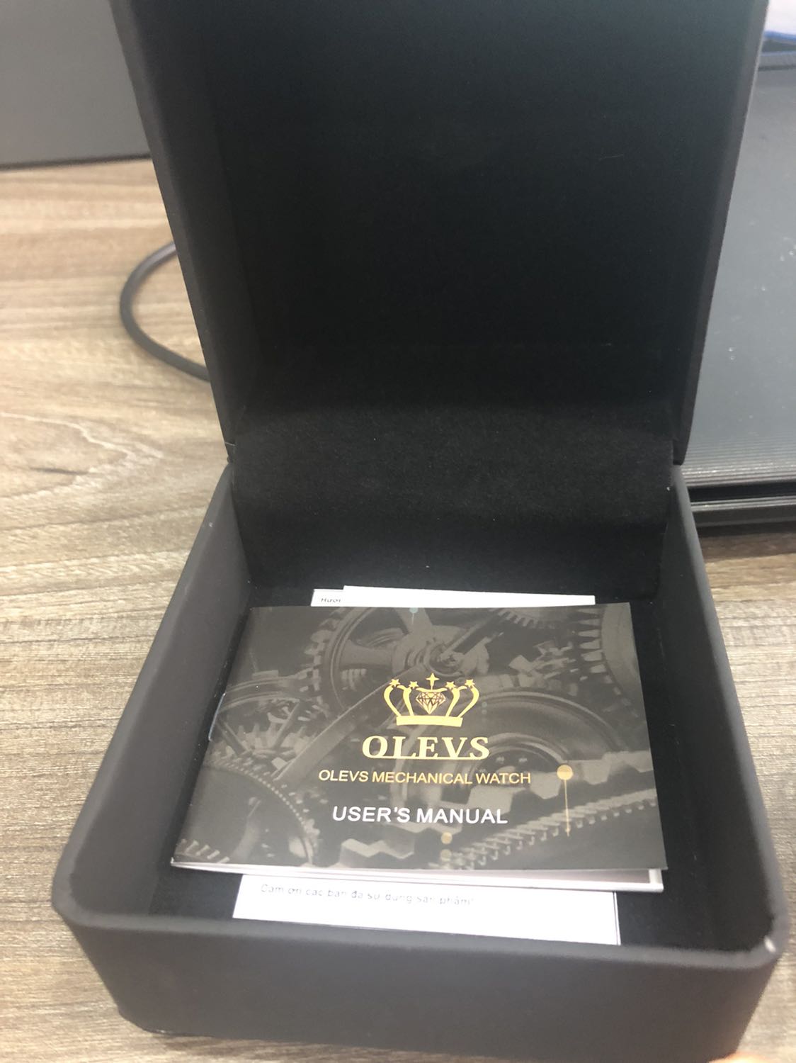 Đầu năm dc lì xì xịn xò ,mặt đồng hồ thiết kế khá lạ, độc đáo,đeo thoải mái không bị vướng như nhiều loại dây khác, đầy đủ tem mác sách hướng dẫn chính hãng. Nói chung k chê đc điểm gì với giá tiền này. Bảo hành hẳn 1 NĂm thì cũng rất yên tâm. Ok ok ok ok ok ok ok