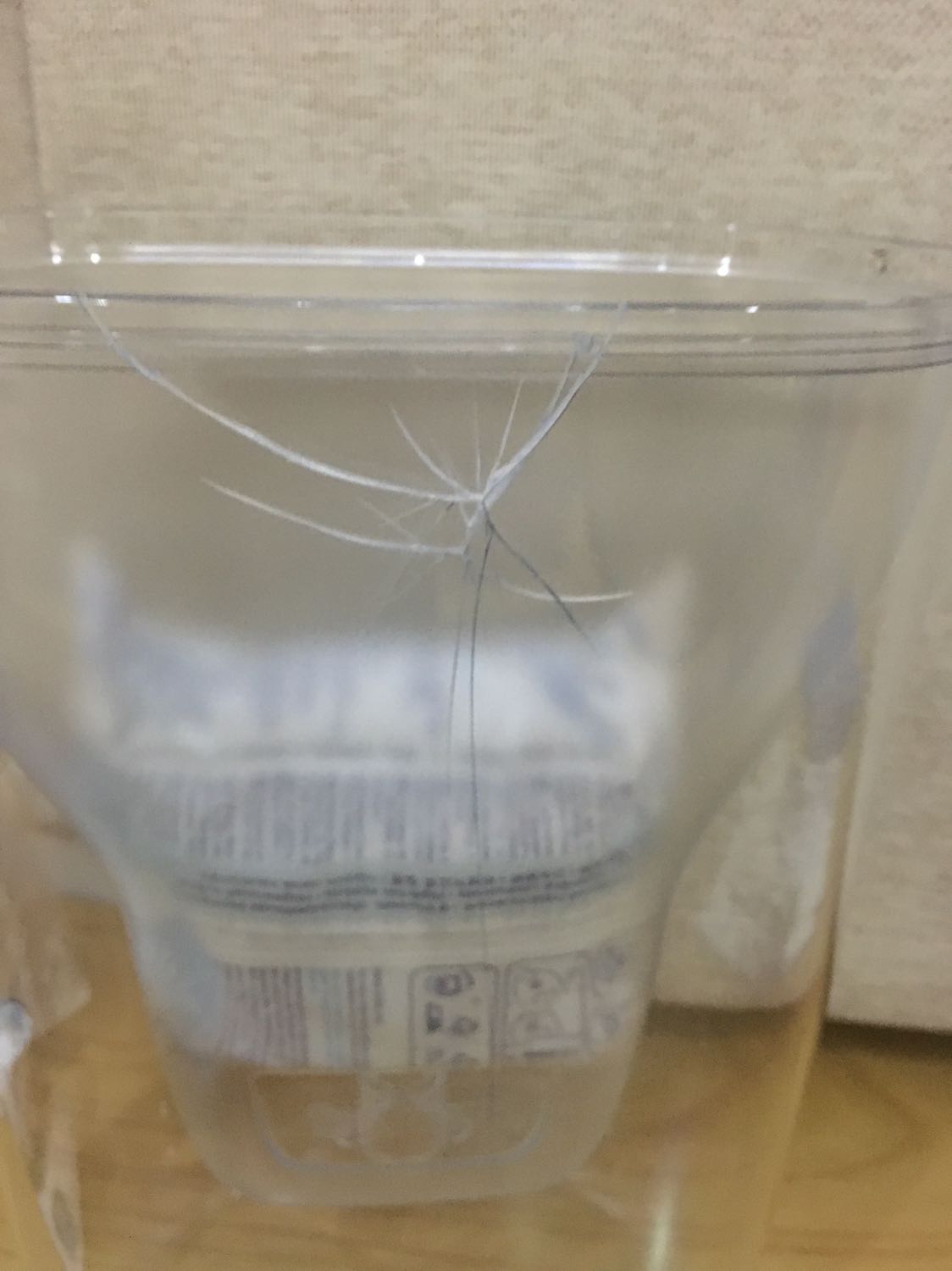 Người nhà tôi nhận hộ hàng sáng nay nhưng không mở ra kiểm tra. Tôi vừa mở ra thì phát hiện bình bị vỡ như trong ảnh. Tiki có thể hướng dẫn để đổi trả được không?