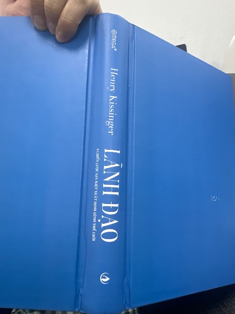 Shop đóng gói cẩn thận giao hàng nhanh nhưng chất lượng của bìa sách rất tệ. Vật liệu từ nhựa tổng hợp có mùi gây khó chịu cho người đọc