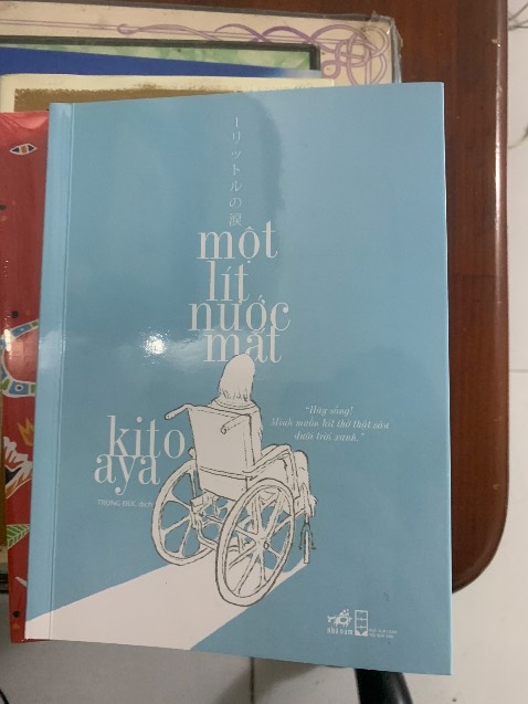 Thực sự thì cuốn nhật ký này đã khiến mik phải rơi lệ. Vì lẽ đó là cái thực tại nghiệt ngã của Kito Aya. Căn bệnh Thoái hoá tiểu não đã bào mòn cả lẫn tâm trí đến cả thế xác của cô hơn suốt cả cuộc đời của mik. Ấy vậy mà cô vẫn gắng giữ một niềm tin, một sự lạc quan bất khuất qua từng chữ viết nhật ký của cô. Đọc qua ta thấy bản thân mình may mắn đến chừng nào khi ta còn đc khoẻ mạnh, còn được sống là đã đủ.