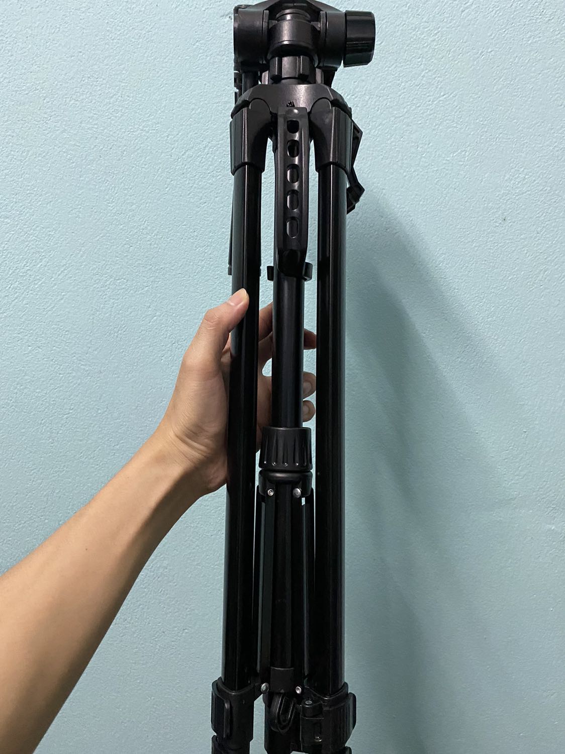 Sản phẩm đã giao không phải chính hãng Weifeng, không phải hình ảnh shop đăng. Và quan trọng là chất lượng yếu hơn nhiều so với tripod Weifeng WT 3520 thật.
Dùng cho điện thoại thì chấp nhận được, nhưng cảm thấy không yên tâm khi gắn máy ảnh lên.
Thân gửi đến shop và Tiki!