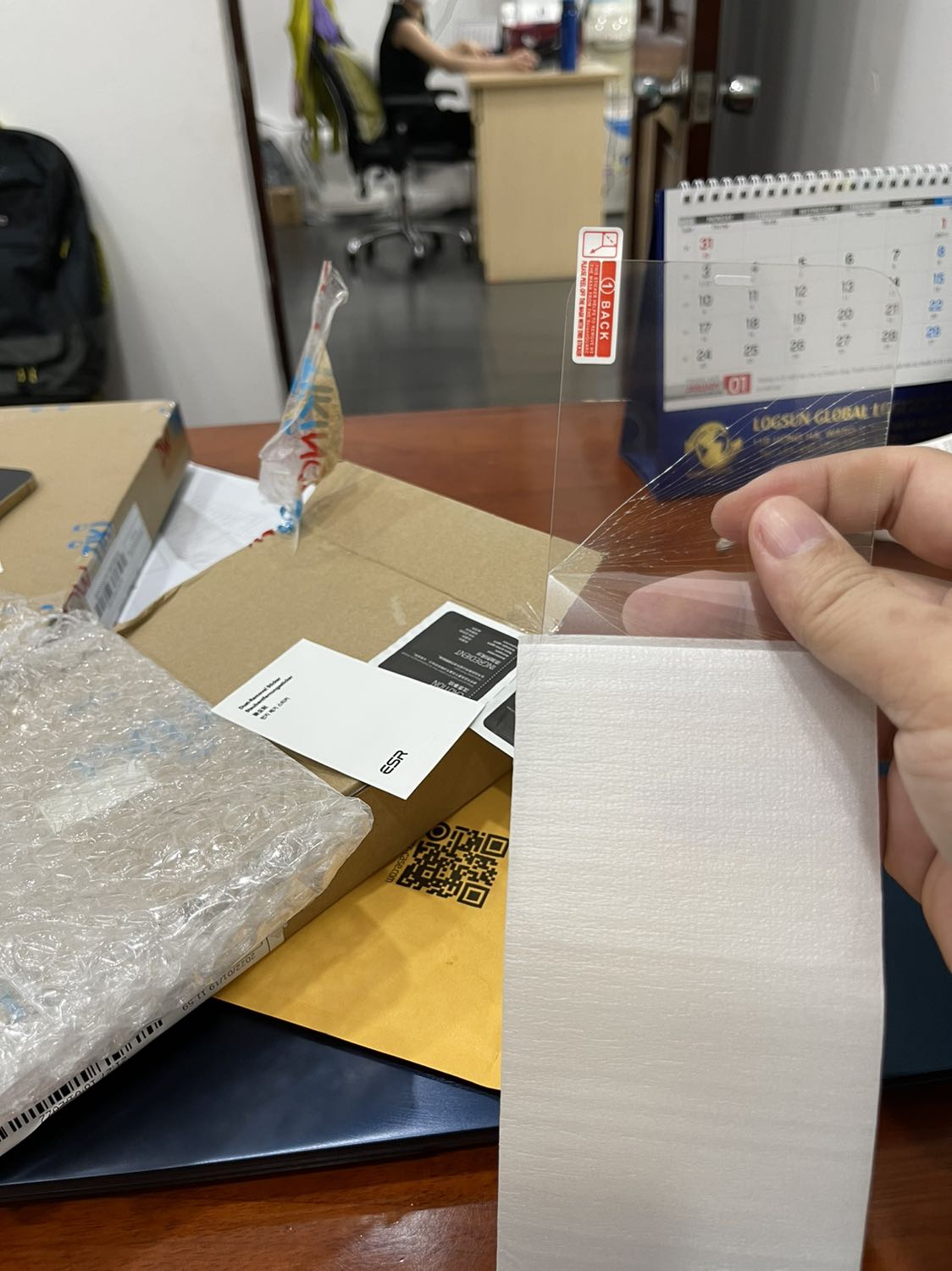 Mới nhận hàng ngay tức thì, bên ngoài hộp thì hơi móp,  mở ra thì đã bị bể, chưa tháo seal luôn. 
Đề nghị shop giải quyết.