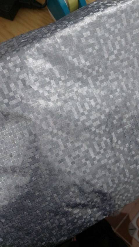 Hàng như mô tả, tráng nhôm màu bạc xịn xò, bạt không đàn hồi, đúng kích thước, phản quang nhiệt tốt, nên yên tâm để ngaoif trời, kể cả ban đêm cũng không lo.
Lỗ cán inox tôi thấy chắc chắn, mặc dù đang băn khoăn không biết có nên mua khóa nữa không để tròng nó vào bánh xe chống trộm, nhưng lại nghĩ có mỗi cái bạt mà nó cũng lấy trộm thì hơi kỳ!

Sản phẩm cầm dẻo dai, dùng mới được thời gian không biết bền ra sao, nhưng cảm nhận lúc đầu là khá ok rồi đó!