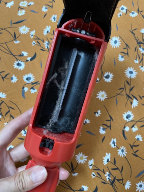 nhỏ gọn, đơn giản, rẻ mà lại khá hiệu quả. mình nuôi *** cỏ lông ngắn, vừa lắc qua lắc lại xíu trên giường là thấy gom được kha khá không và bụi mịn nha. rất tốt