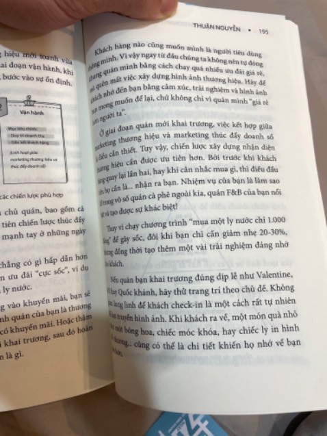Tác giả chia sẻ nhiều kinh nghiệm thực chiến trong lĩnh vực kinh doanh đồ uống, đặc biệt là quá trình mở và vận hành quán cà phê. Các chia sẻ rất gần gũi, dễ đọc, phù hợp với những ai đang quan tâm đến việc khởi nghiệp trong ngành này. Tuy nhiên tiêu đề nhắc đến ngành F&B nói chung, nhưng nội dung chủ yếu tập trung sâu vào mảng cà phê nhiều hơn.
Hình thức sách đẹp, có vài lỗi chính tả nhỏ