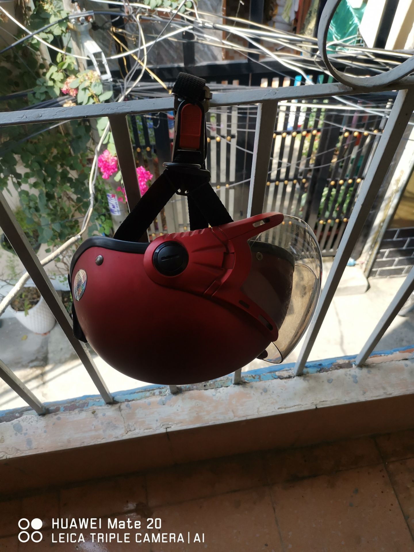 thiếu cái nắp đen bự ,  mình mới xịt lên nón bảo hiểm, có mùi có bọt mau tan ,  do tui xịt hơi nhiều hay sao nên nó hơi ướt giờ đang phơi khô,  nói chung là là cũng hiệu quả,  lúc lau ra nhiều cái dơ lắm lau nhiều lần đến khi nó bớt ố thì ok rồi đem đi phơi.