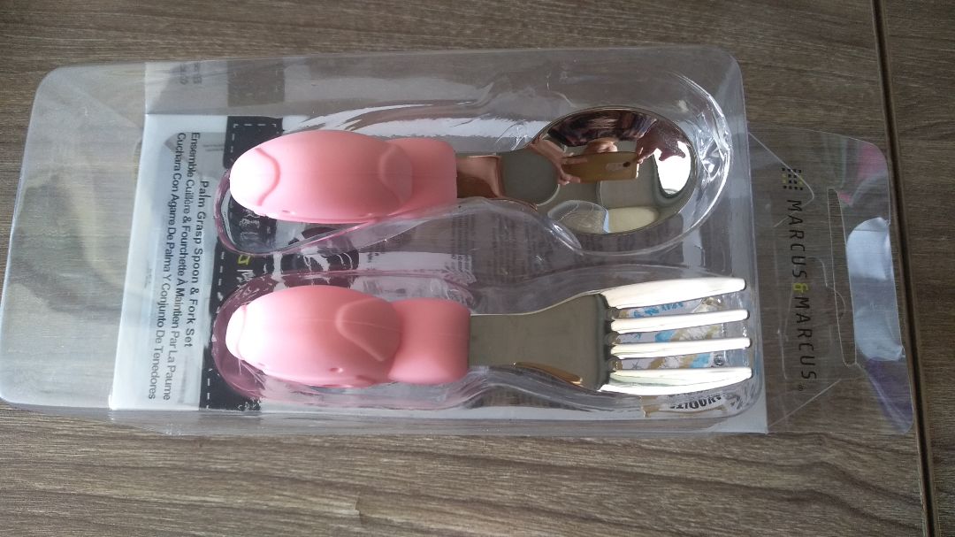 Bé nhà mình 20 tháng, cầm rất vừa tay, muỗng và nĩa rất chắc chắn có hơi nặng, kiểu dáng và màu sắc đẹp như hình minh họa