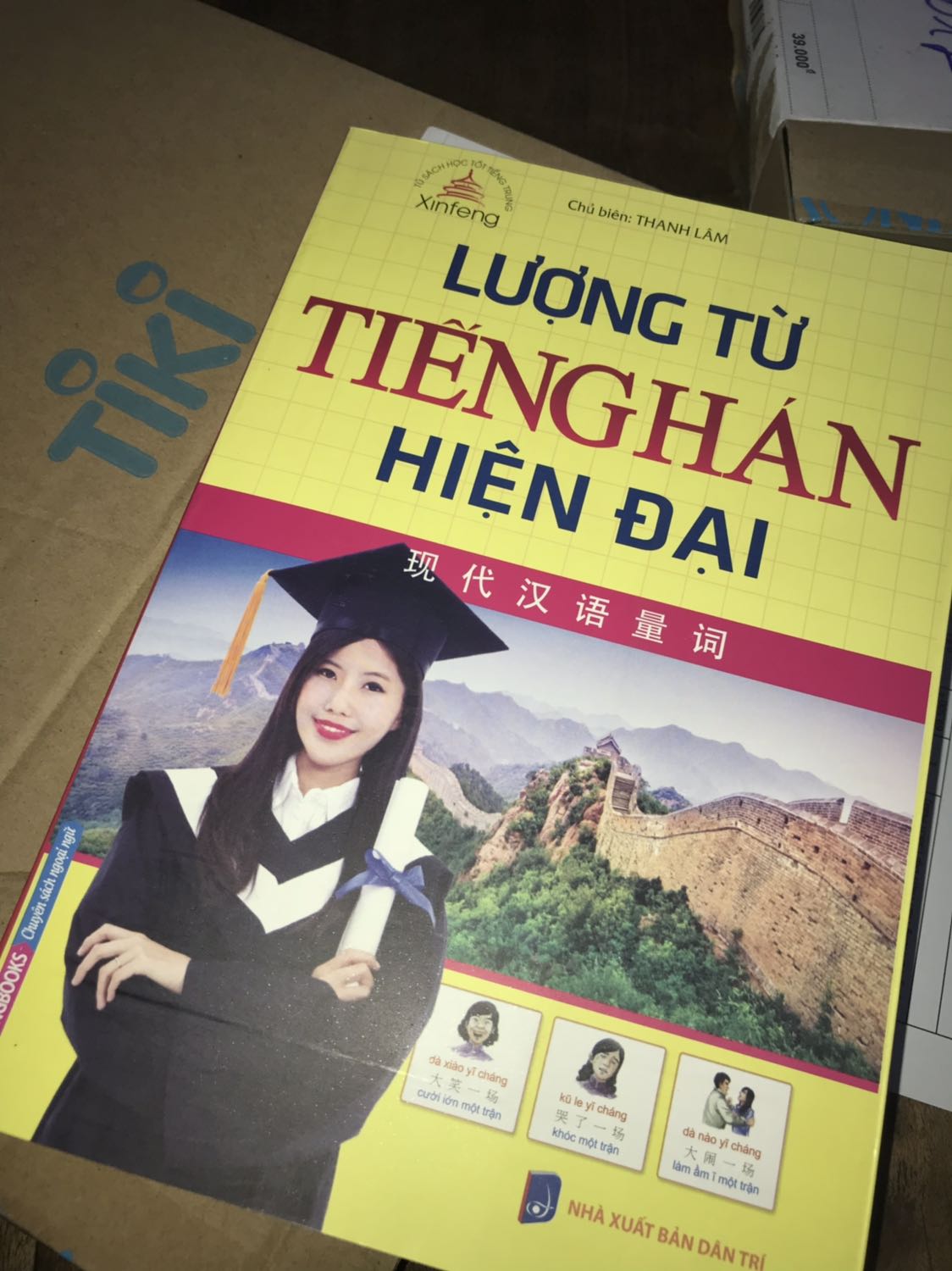Tiki giao hàng nhanh hơn dự đoán ban đầu lúc đặt hàng. Sách in màu 100%, giấy dày bóng, in đẹp. Sách nặng, đáng tiền. Lượng từ rất hay, ví dụ cụ thể, chi tiết, có hình ảnh kèm theo dễ hiểu, dễ nhớ. Học lượng từ qua tranh, hơn 200 lượng từ thông dụng. Đối với tiếng Trung, lượng từ rất quan trọng nhưng lại khó học vì thế có 1 quyển sách tổng hợp nhiều từ như vậy và có hình ảnh màu sắc rất hữu dụng. Sách rất dày, ban đầu không nghĩ lại dày như vậy. Giao hàng rất lịch sự, có nói lời “cảm ơn” với khách hàng.