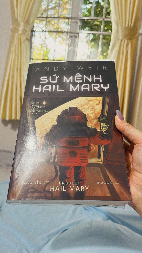 Mình k hay đọc khoa học viễn tưởng lắm nhưng đây là 1 quyển sách hay và đáng đọc. Sự say mê khoa học rất truyền cảm hứng, sự hi sinh quên mình vì lợi ích chung thật sự cao thượng và tình bạn vượt giới hạn không gian, giống loài vô cùng cảm động.