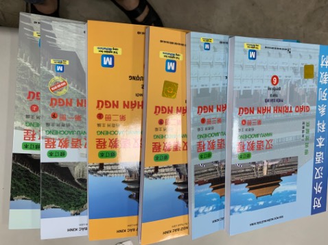 Sách mới xuất bản tháng 3, sách đóng gói cẩn thận, bôk sách được đóng thành 2 tệp với mỗi tệp 3 quyển có bọc ni long nên không bi bụi hay hư bẩn. Sách rất hay cho các bạn muốn học thêm tiếng hoa