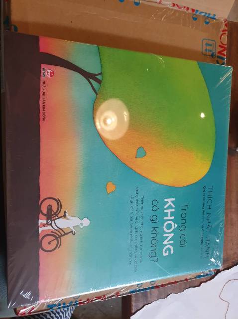 Sản phẩm về nội dung và ship thì ổn, tuy nhiên tôi đã đăng ký bookcare nhưng ko thấy có bọc, trong khi số lượng bookcare thì vẫn trừ. Ngoài ra tem trên sách bị rách, mất một phần, ko rõ có phải do sách có người mua rồi, hoàn trả nên Tiki bọc lại rồi ship ko. 
Nếu các bạn hoàn lại 1 bookcare, tôi sẽ nhận xét lại sản phẩm 5*. 
Chân thành cảm ơn.