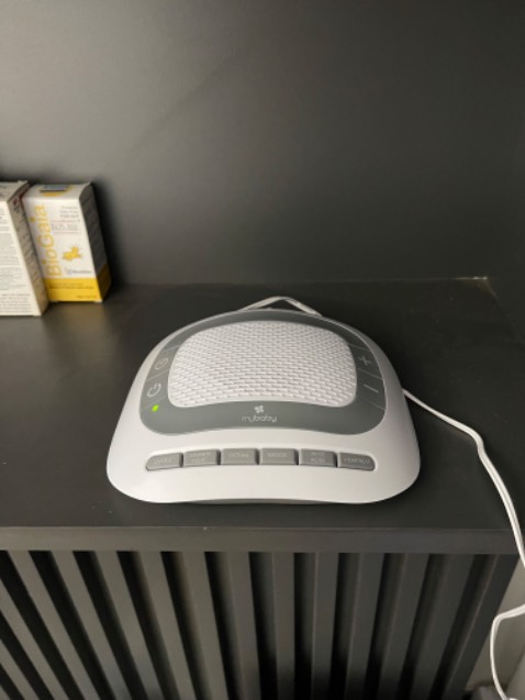 Máy dễ xài, tiện hơn xài âm thanh từ YouTube. Có 6 loại âm thanh để ru bé ngủ.