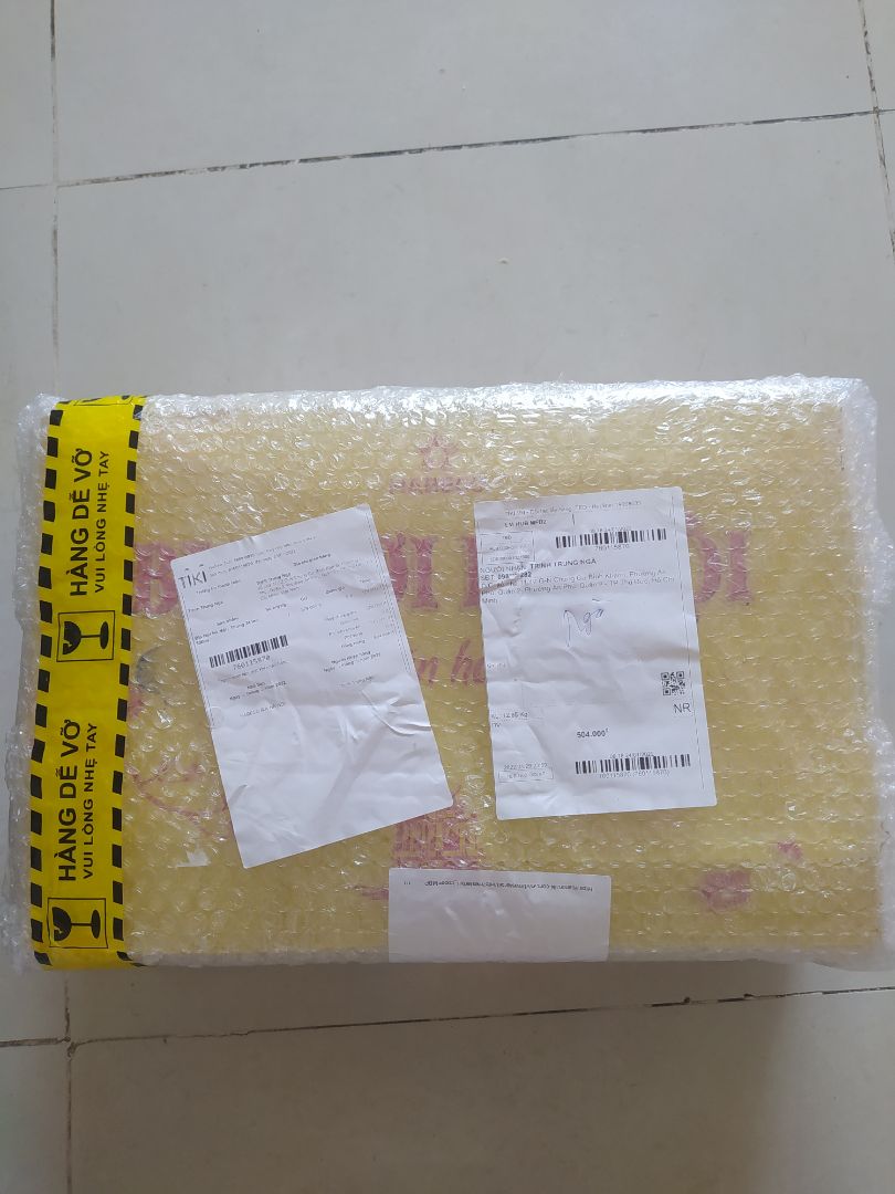 giao hàng nhanh hơn dự kiến, *** bia có hơi bị móp nhưng không sao,chưa uống nên chưa kiểm chứng chất lượng. shop nên đóng bao bì giấy dầy hơn để vận chuyển không bị móp ***.