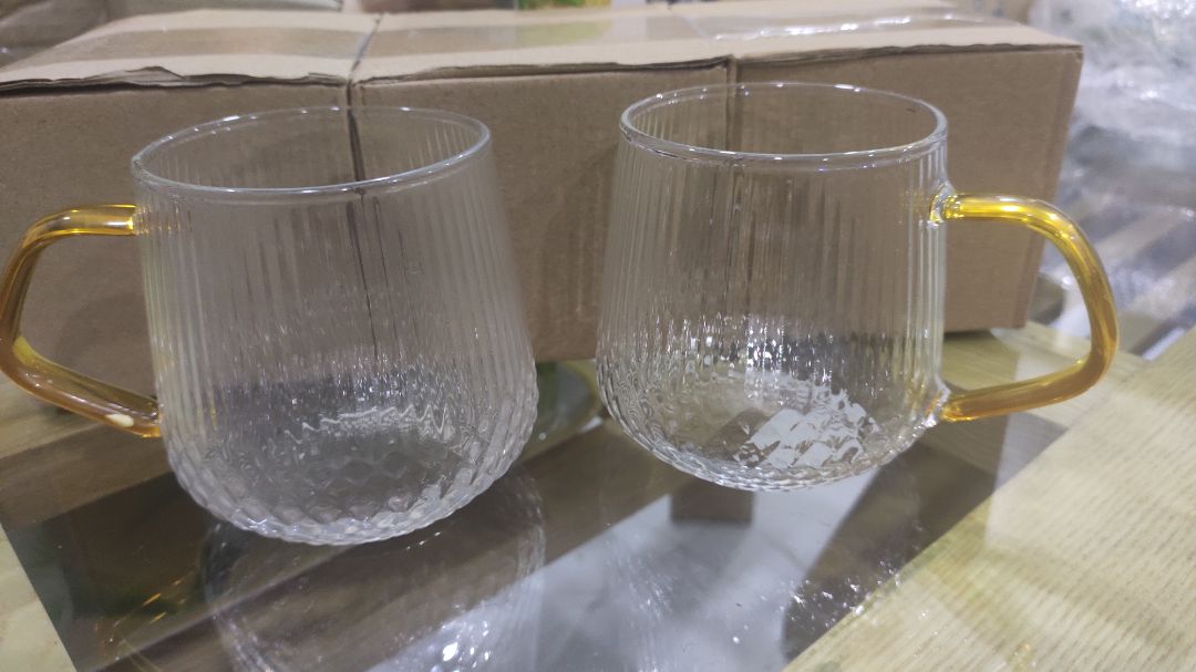 chia sẻ cá nhân: 400k 6 ly thêm tiền ship tính ra 70k 1 cái. Nếu chất thủy tinh xịn thì còn gọi là xứng đáng giá tiền. Mình mua ly của Ý hiệu Bormioli có 45k 1 cái,  cầm vaò chắc tay biết ngay hàng hiệu. Nhưng đây không nhãn mác,  chất thủy tinh loại thường, nhìn rẻ tiền,  sản phẩm thật thì khác hình chụp, là loại to chứ k phải nhỏ như ly uống trà, dùng uống nước thì được. Mua về thì cảm thấy tiếc tiền, đành đổ lỗi cho mua online thì chịu. Nói chung k muốn mua của nhà cung cấp này 1 món đồ gì nữa.